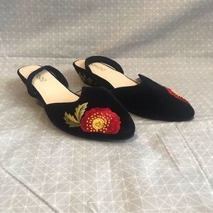 NWOT Rungg Floral Embroidered Black Velvet Sling Back Wedges 37